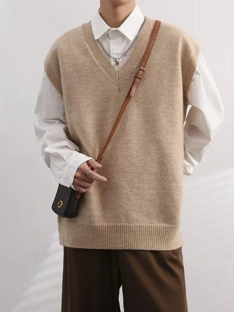 Winter Clothing Trends - 베이지색 브이넥 니트 조끼 남성용 민소매